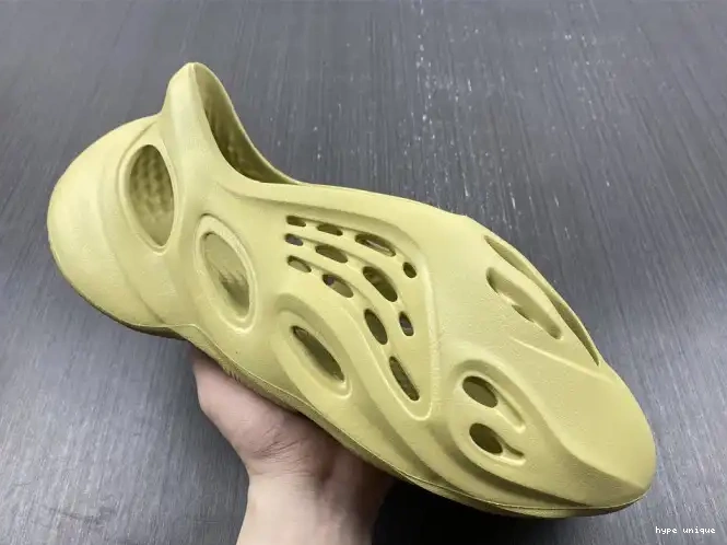 hype RNNR Yeezy Adidas Foam Sulfur GV6775 0524